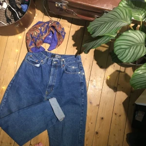  - Snygga jeans från märket ONLY modellen momjeans, skitsnygga med upprullade ben!  Säljer då de inte passade mig. FRAKT TILLKOMMER!  Tar endast betalt via swish