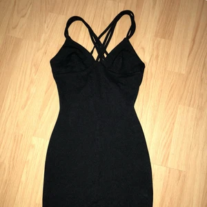  - Superfin klänning som aldrig kommit till användning. Prislapp finns kvar. Öppen både vid ryggen och brösten.