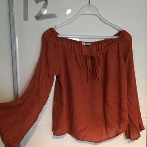  - Storlek 38 men passar en 36a också. Knappt använd!  Kan användas både som offshoulder men även utan självklart 😊