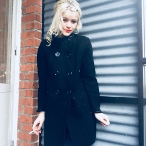  - Svart kappa i perfekt skick, använd någon enstaka gång bara!