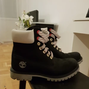  - Sparsamt använda Timberlands i storlek 40. Passar även någon med storlek 39. Endast testade inomhus. Säljes då jag fick ett par liknande så jag fastnade mer för. Riktigt schysst sko annars. Nypris var 1700 kronor så detta är definitivt ett kap. Kan mötas upp på lite olika ställen i Stockholm såsom Spånga, Bandhagen, Högdalen, Centrala Stockholm och hållplatserna mellan Bandhagen och Odenplan på gröna linjen. Skickas annars med Schenker eller Postnord. Ansvarar inte för hanteringen av paketet efter att jag lämnat in det hos ombud. Skickas givetvis med spårbar frakt.  