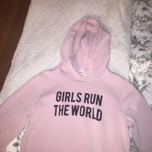  - Hoodie från gina, nude/rosa färgad. Säljer för att jag aldrig använder den. Använd ca 3 gånger, tvättad. Köparen står för frakt. (54 kr frakt) Kan även mötas runt malmö/lund.