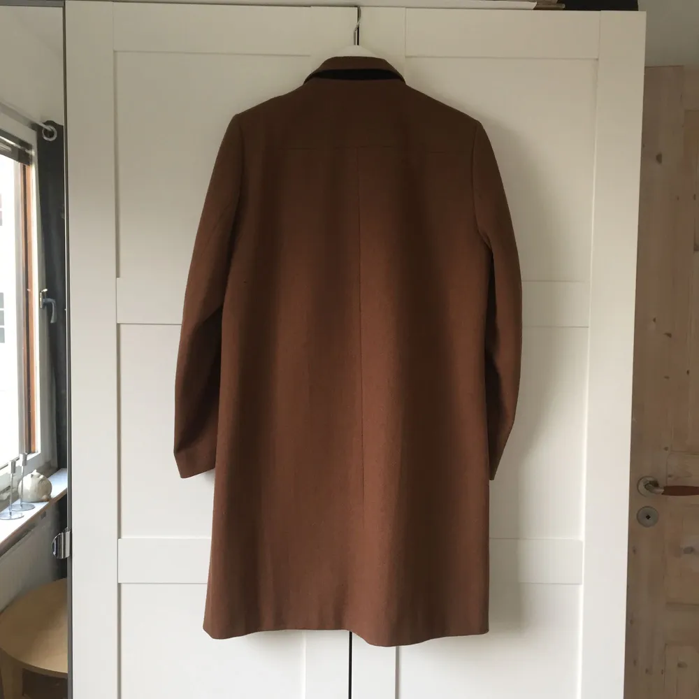 95cm long coat from Filippa K. Very good condition and dry cleaned.  Due to the weight, post cost 80kr.. Jackor.