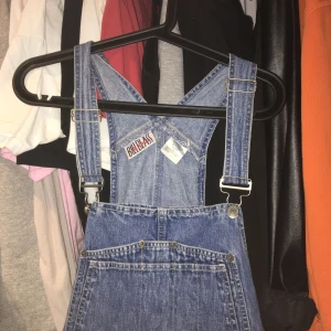 - Sköna hängselshorts från beyonde retro, köpta för ca 400kr. dock helt oanvända för min del då det blev fel storlek.
