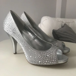  - Jätte fina klackar i silver, pris inklusive frakt. 