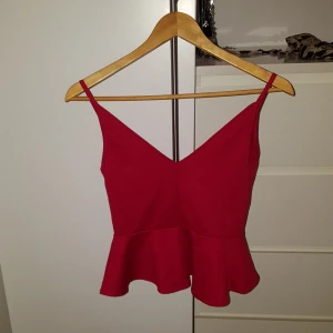  - Peplum-linne från BIKBOK  Mycket bra skick (använd en gång)