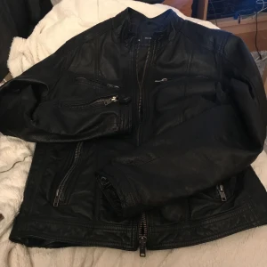 - Svart fodrad skinnjacka med dragkedja samt fickor med dragkedjor. Använd 2 ggr. Säljs pga av fel storlek.