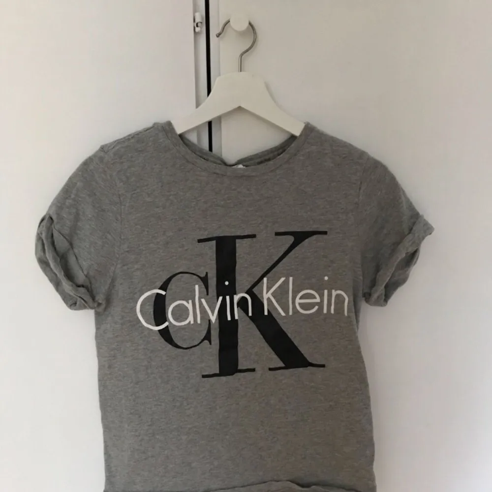 Väldigt skön grå T-shirt från Calvin Klein. Köpt på raglady hösten 2016. Strl. M men jag har ofta XS/S och den satt bra. Bra skick. Möter upp i Gbg.. Toppar.