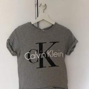 Väldigt skön grå T-shirt från Calvin Klein. Köpt på raglady hösten 2016. Strl. M men jag har ofta XS/S och den satt bra. Bra skick. Möter upp i Gbg.