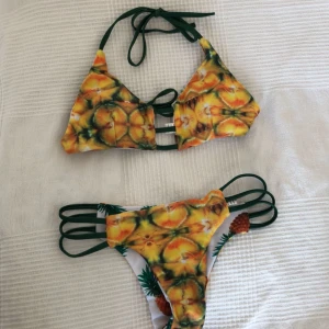  - Bikini från Wish, säljs eftersom den är för liten för mig. Överdelen är vadderad, frakten är inkluderad i priset. 