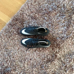  - Nya fotbollsskor i svart skinn,  Nike, hypervenom. Storlek 41.