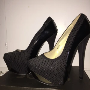  - HÖÖGklackat köpta på Whoops i Lund, köptes för 899, använda endast 2 gånger för de är så jävla höga för mig att gå i haha. Vet inte hur hög klacken är men tar reda på det om du är intresserad.  Eventuell frakt står köpare för, möts annars upp i Lund eller Höllviken Skitfin original skokartong följer med om ni vill ha den 