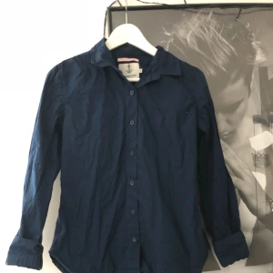  - Figursydd marinblå skjorta från lager 157! 