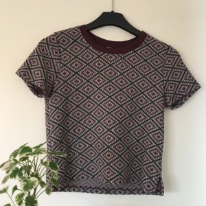  - Gullig croptop-ish från Zara. Det står att det är en M men passar mig perfekt som brukar ha S i tröjor. Frakt ingår i priset⭐️