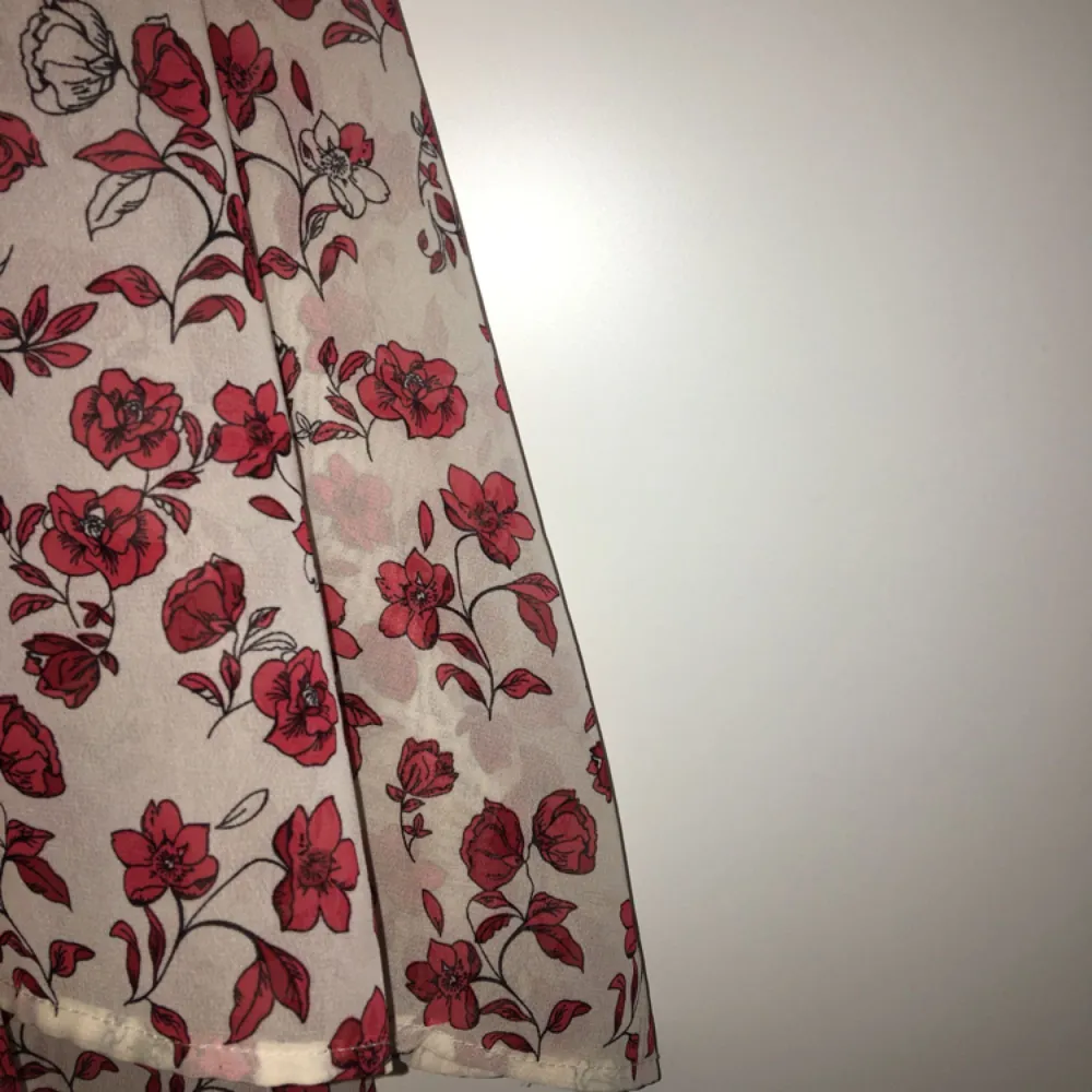 Vit och rosa blommig kimono från H&M. Knappt använd, köparen står för frakt😁. Toppar.