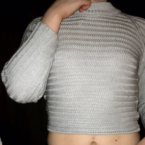  - En grå superskön stickad tröja från monik i helt nytt skick. Den är lite kort men passar XS-M beroende på önskad passform 