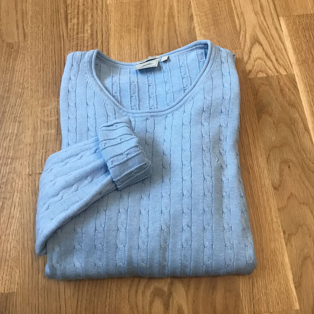 Ljusblå tröja från Boomerang. Helt ny och knappt använd.. Stickat.