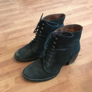  - Superfina läderskor som knappt använts o stått i min garderob. 😉 behöver klackas om men annars riktigt tjusiga. 💫 sitter riktigt vackert på foten