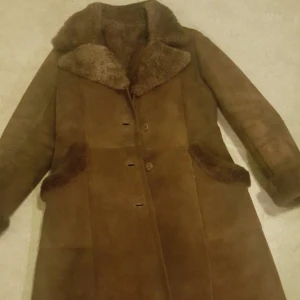  - Pälsjacka säljes pågrund av felköp. Passar storlek 36-38. Kan hämtas vid gullmarsplan. 