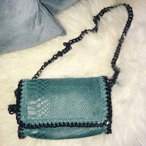 Stella McCartney inspirerad crossbody- bag med ormskinns imitation, oanvänd!