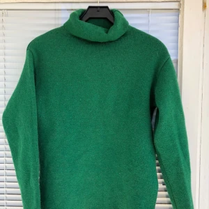  - Turtleneck från Weekday, fint skick. Strl: XS, passar dock mig som har strl: S normalt.