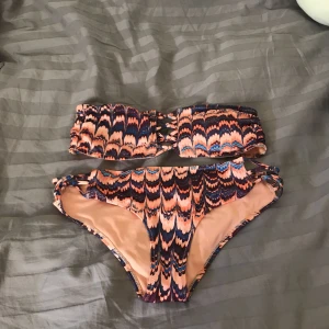  - Fin Bandeau bikini från H&M. Överdelen är 38 och underdelen 36. 