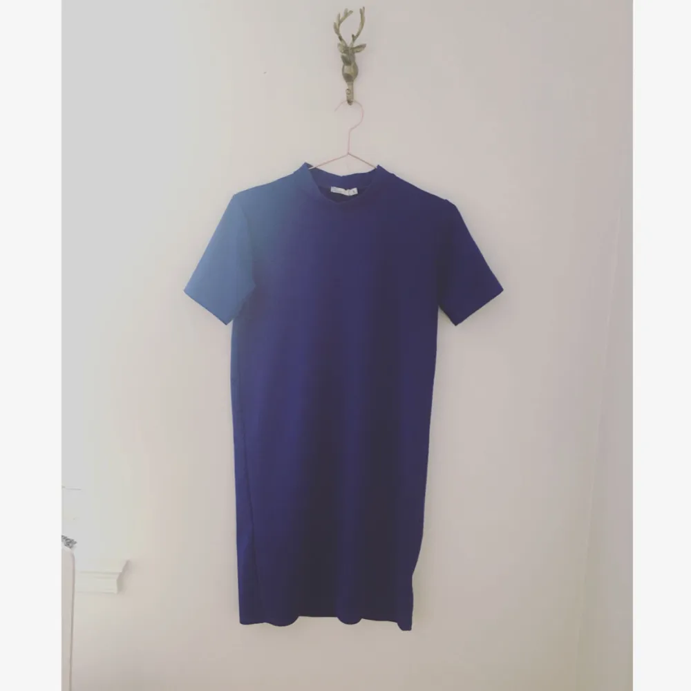 T-shirtklänning från nly trend, snygg djupblå färg😍. Klänningar.