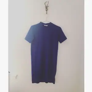 T-shirtklänning från nly trend, snygg djupblå färg😍