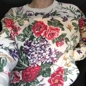  - Blommig tjocktröja från Beyond Retro