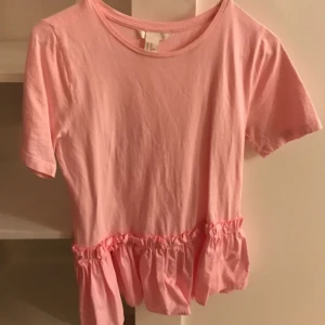  - Rosa topp med volang nedtill från h&m, storlek XS