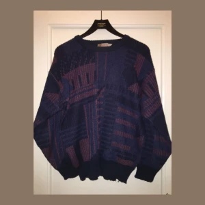  - Supervarm och skön stickad tröja, köpt på en secondhandbutik. Väldigt 90-talig, och så himla mysig!! Frakten betalas av köparen eller så möts vi upp i Stockholm🦋