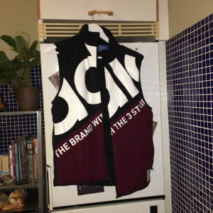  - Adidas-väst. Använd 3 gånger. Skitsnygg men aldrig kunnat greppa det coola klädesplagget "väst". Det kan du säkert göra. Försök iaf 