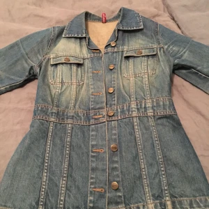  - Figursydd jeansjacka med sliten /retro look