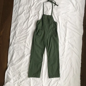  - Hängslebyxor som man knyter bakom nacken, de är ganska små i storleken, frakt tillkommer ⚡️