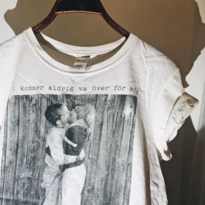  - Håkan Hellström t-shirt ”Det Kommer Aldrig Vara Över För Mig”. Använd fåtal gånger!  Det är storlek S men är en ”herrmodell” så har varit oversize på mig. Jag brukar ha storlek M