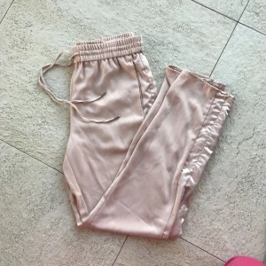  - Ljusrosa byxor, använda en gång, köparen betalar frakt 