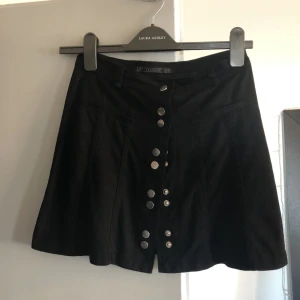  - kort svart kjol från zara