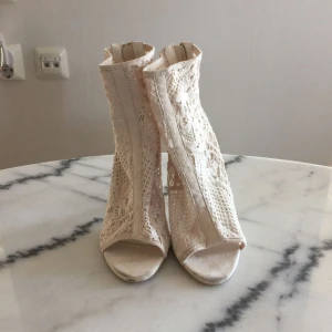  - Ett par spets klackar i créme vit! Använda ett fåtal ggr! Fina o hela! Köparen står för frakten på 55kr