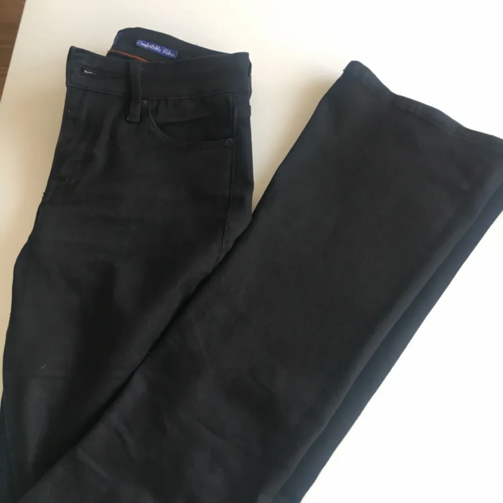 Snygga jeans med modellen straight cut från crocker, använt kanske 5 gånger så dom är som i nyskick🌸 kan mötas upp i innerstan i Stockholm annars tillkommer frakt💓. Jeans & Byxor.