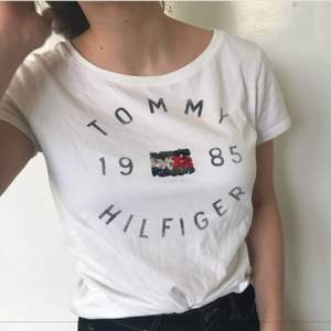 Vit Tommy Hilfiger t-shirt,bra skick, nypris 250kr. Köpare betalar frakt, skriv för fler bilder☺️