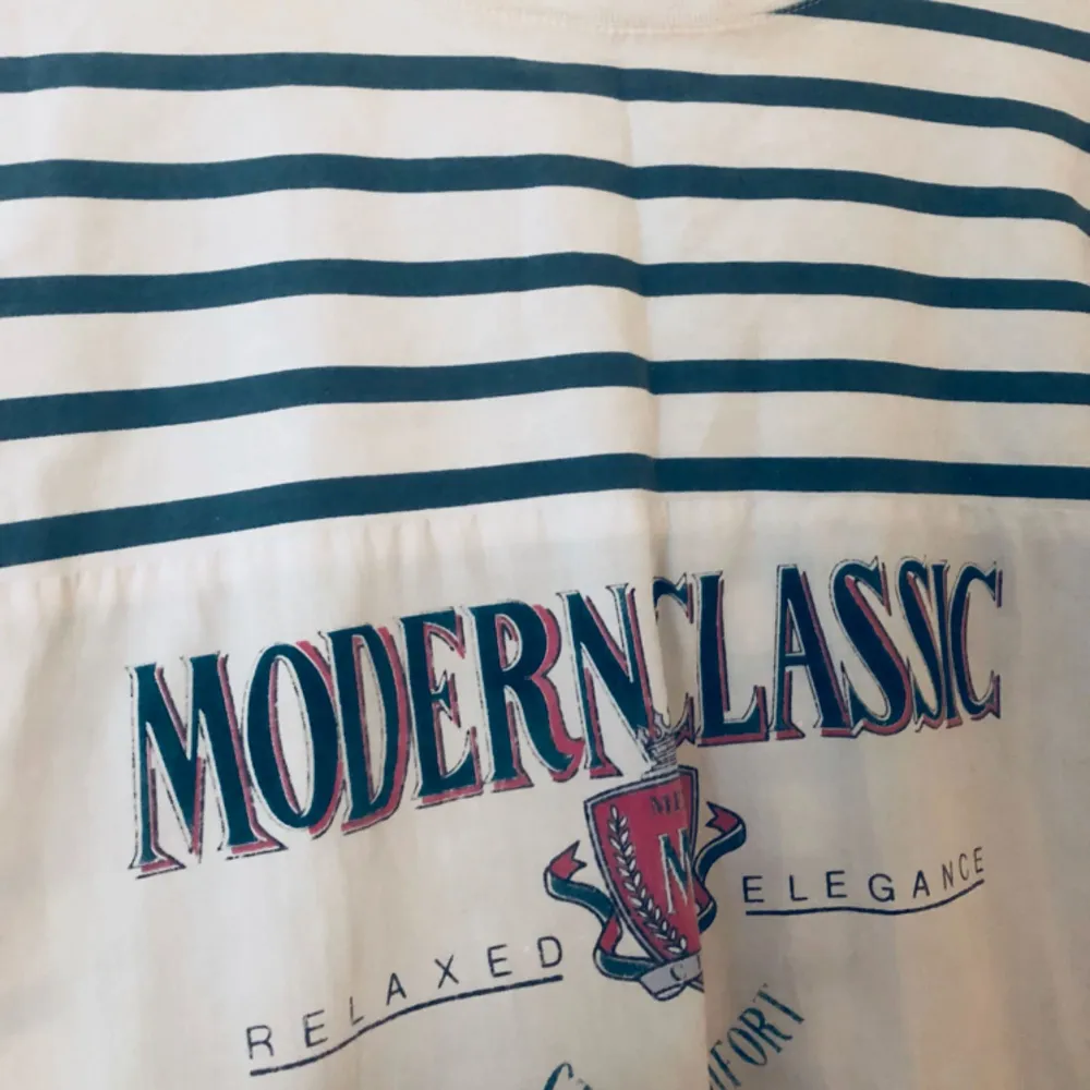 Modern Classic t-shirt (oversized) köpt i Melbourne (second-hand)! . Skjortor.