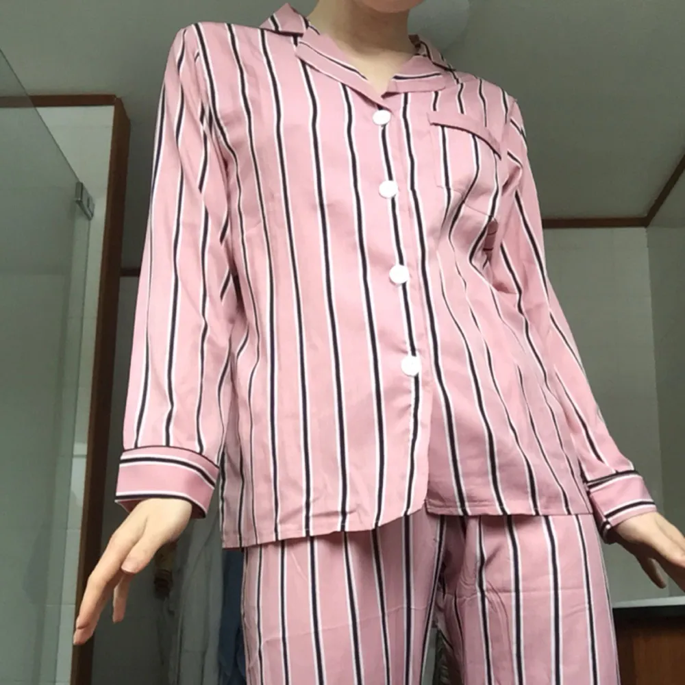 Pyjamas set från koreanska märket Chuu!💕✨ Köpt i Korea. Trodde verkligen den skulle komma till användning men icke, så hoppas någon annan vill ha den!! Jag tar emot svisch, frakten är 40kr! . Jeans & Byxor.