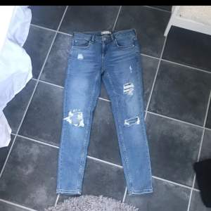 Helt nya jeans från Gina tricot med slitningar. 250kr inklusive frakt 
