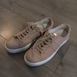  - Snygg sko från Zalando Det är strl 39 men tycker dom är stora i storleken så den är mer som 40! Använt dom få gånger så dom är i bra skick! 