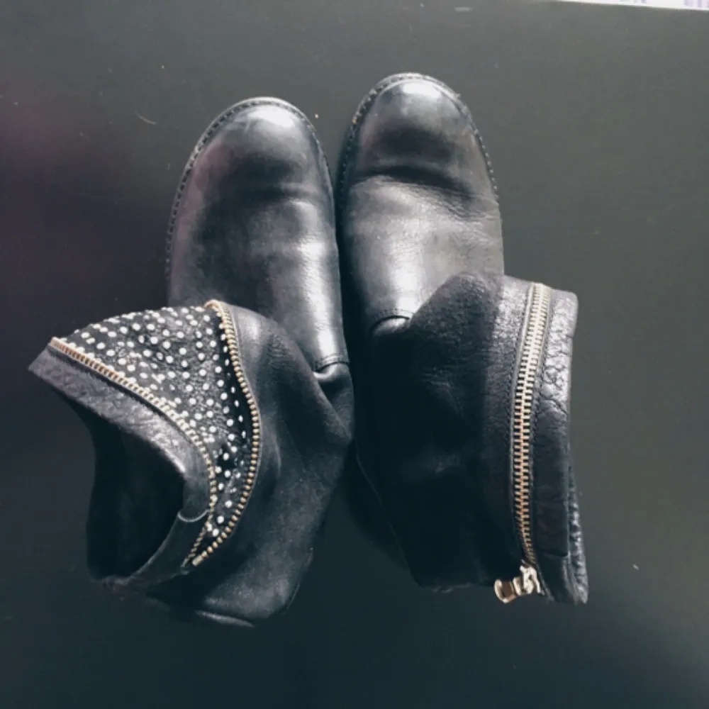 Nästan helt oanvända boots med dragkedja. Säljer pga använder inte dessa! Köpare står för frakt 🌸. Skor.