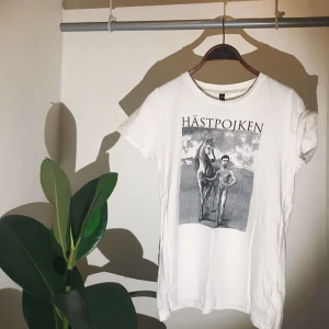  - T-shirt med Göteborgsbandet ”hästpojken” . Använt fåtal gånger