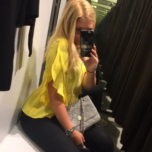  - Så fin blus från Zara som jag säljer för att jag tyvärr är för dålig på att använda andra färger än svart 😩😩😩 Den är jättefin på verkligen! Möts i Sthlm 💕