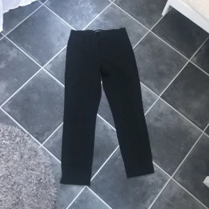 - Svarta kostym byxor från Gina tricot med små slitsar i slutet på benen, 100kr inklusive frakt har swish!
