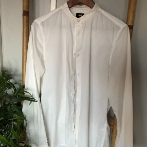  - stilren skjorta med rundad hals från HM (edit: såg nu att det är läppstift på axeln? loool jag tvättar såklart bort innan) 