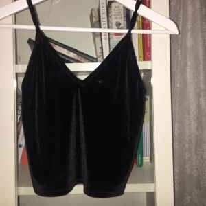 - Velvet topp från Brandy Melville i svart samette, storlek XS/S, snygg till fest o härlig till sommaren! 